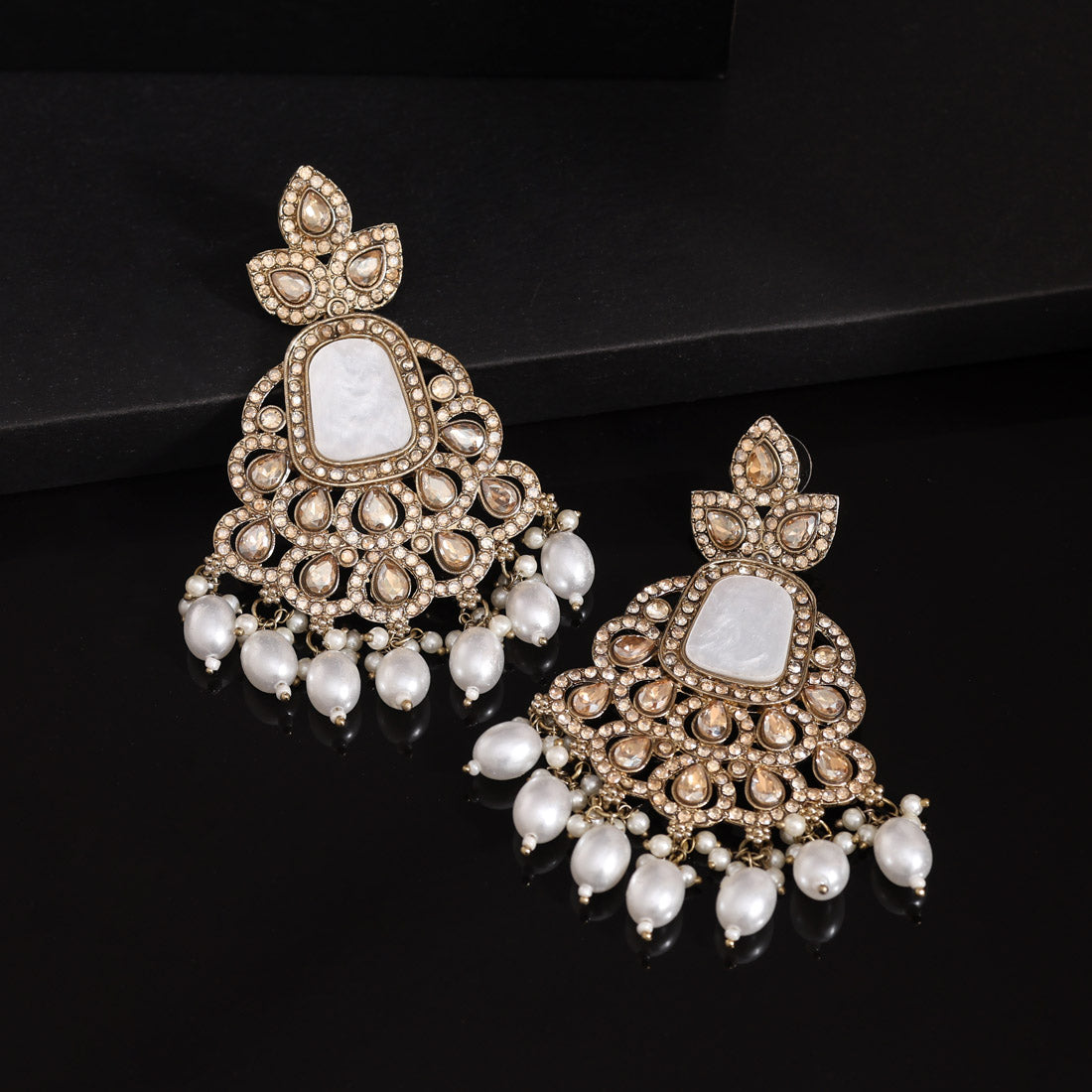 Gold & White Color Mother Of Pearl Kundan Earrings (KDE997GLDWHT) - Preyans.com