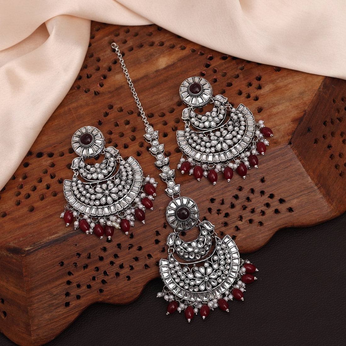 Maroon Color Kundan Earrings With Maang Tikka (KDTE546MRN) - preyans.com